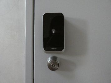 入室はスマートロックで行います。 - MOPS owada space レンタルスペースの設備の写真