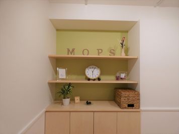 キャビネットにはクッションマットなどの備品が入っております。
こちらの備品はご自由にお使いいただくことができます。 - MOPS owada space レンタルスペースの室内の写真