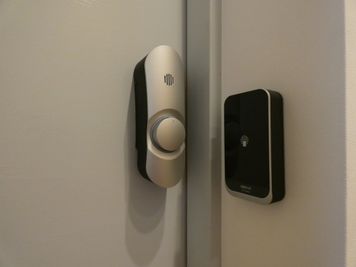 スマホ1つで簡単にロックを解除することができます。 - MOPS owada space レンタルスペースの設備の写真