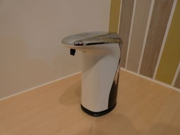 エントランスにはアルコール消毒が置いてあります。消毒をしてからご入室ください。 - MOPS owada space レンタルスペースの設備の写真