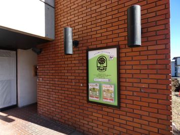 入口の緑の看板が目印です。階段をあがって2階に当スペースがあります。 - MOPS owada space レンタルスペースの設備の写真