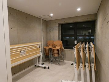 倉庫内には大型の備品が格納されています。必要に応じてご利用ください。 - MOPS owada space レンタルスペースの設備の写真