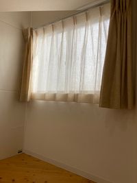 角部屋の為、窓がたくさんあり換気しやすく、明るいです。天井高が低めです。 - ヨガスタジオスワルーパ都立大学 陽当たり、風通しの良いのヨガスタジオ の室内の写真