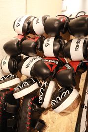 Reebok社 ボクシンググローブ6セット・ミット2セット・キックミット1セット - オオサカ フィットネス ハブ トレーニング・撮影用のスタジオの設備の写真