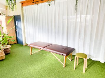 高さ調整可能な施術ベッド - 温活ヨガサロン　yogaの森 レンタルサロンの室内の写真
