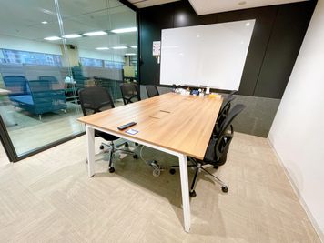 STAYUP横浜 6名用会議室の室内の写真