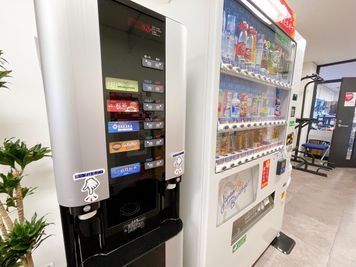 給茶機、自動販売機 - STAYUP横浜 4名用会議室の設備の写真