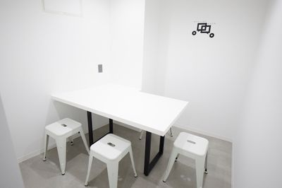ミーティングルーム
Wi-Fi完備、充電可能です。
共用スペースになりますので、ご自由にお使い下さい。 - 渋谷レンタルジム"シブテナ ボックス" 【BOX-2】完全個室パーソナルトレーニングの室内の写真