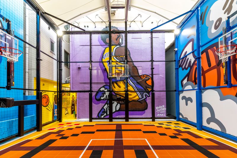 アートと融合した新感覚のバスケットボールコート！ - おおきにバスケットボールコート レンタルコートの室内の写真