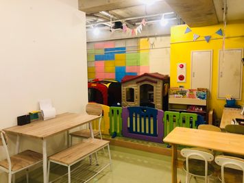 広い待合スペースとKIDSスペース。
飲食自由。
子供たちも快適に遊べます！
 - ヴィンテージビル センター北BLOCKON 多目的スペースの室内の写真