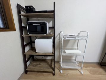 タオルウォーマー、紫外線消毒器、Bluetoothスピーカー - CurioSpace明大前 レンタルサロンの設備の写真