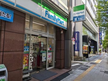 ファミリーマートの角を曲がる。
（ファミリーマートとみずほ銀行の間の道です。） - レンタルスペースGalaxy 三軒茶屋-ポラリス 三軒茶屋駅徒歩1分。多目的レンタルスペース『三軒茶屋-ポラリス』の入口の写真