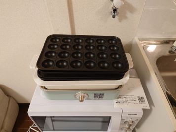 ホットプレートやちょっとした調理器具はあります。ただ充実しているわけではないのでたりないものはご自分でご用意をおねがいしています。 - パーティールーム　ブライトテラス パーティースペース　ブライトテラスの室内の写真