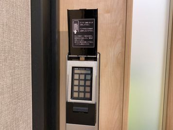 ブースの電子キー
※黒のボタンを押すと蓋が空き画像のとおりになります。 - テレワークブース 池袋駅東口【 無料WiFi あり】 ブース19の入口の写真