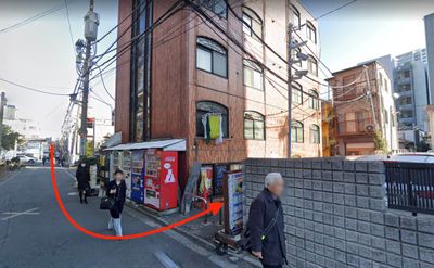 南銀通りを直進して南銀プラザビル脇道を入って行った奥にあります！ - JK Studio 大宮 アンティークな隠れ家撮影スタジオ📸の入口の写真