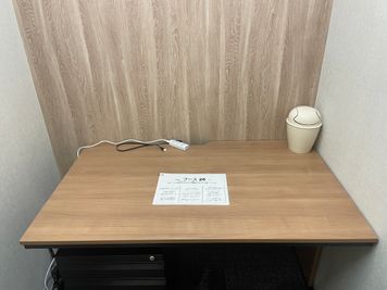 テーブルの上 - テレワークブース 池袋駅東口【 無料WiFi あり】 ブース27の設備の写真