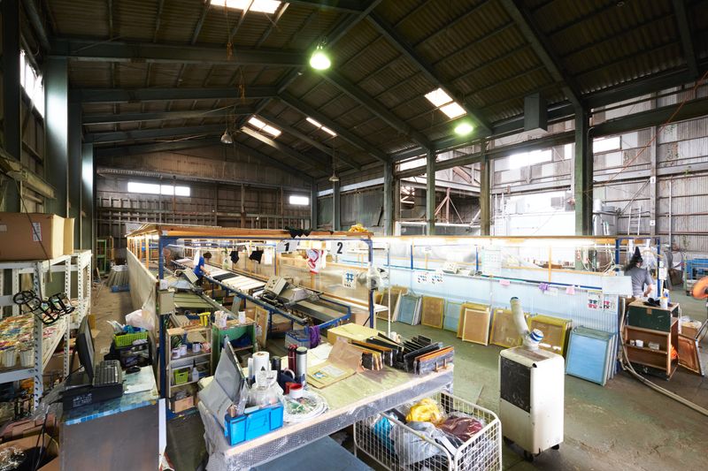 アパレルの印刷工場です01 - ネクストスタジオ 工場とコンテナの撮影スタジオの室内の写真