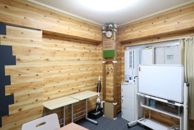 木目調の壁 - おうちWorkSpace武蔵小杉 ムサコバコの室内の写真