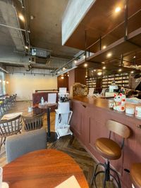 CENTRE店 本×カフェのBOOK CAFEの室内の写真