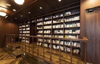 CENTRE店 本×カフェのBOOK CAFEの室内の写真