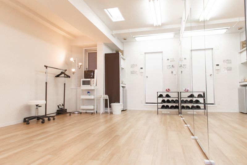 激しいダンス禁止、ヨガ、ピラティス、フラダンス、ストレッチ専用 - スタジオ HIKARI 新宿駅