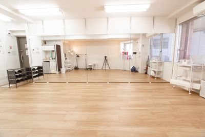 スタジオ HIKARI 新宿駅 激しいダンス禁止、ヨガ、ピラティス、フラダンス、ストレッチ専用の室内の写真