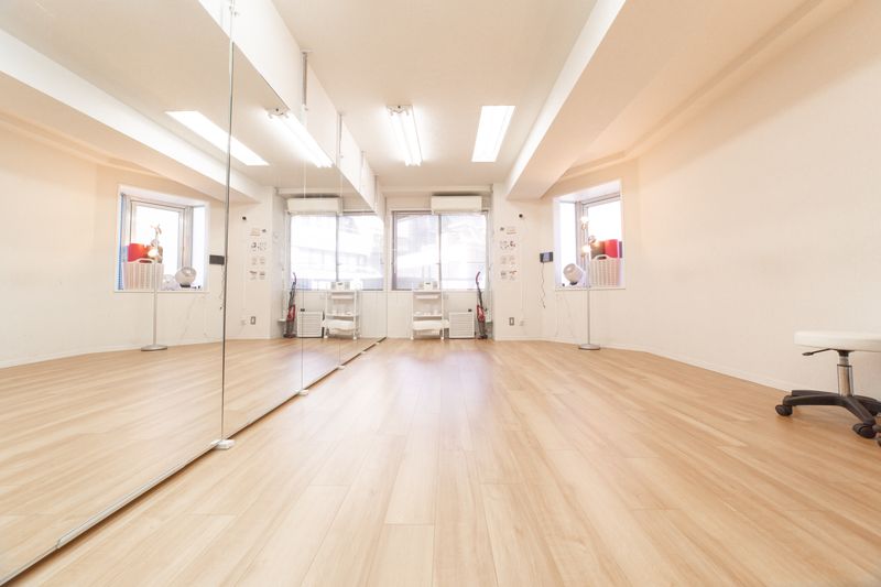 激しいダンス禁止、ヨガ、ピラティス、フラダンス、ストレッチ専用 - スタジオ HIKARI 新宿駅