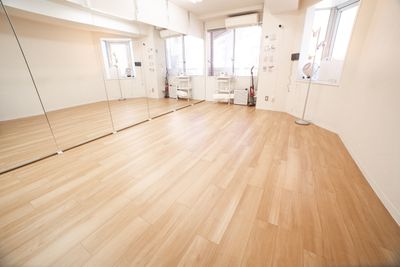 スタジオ HIKARI 新宿駅 激しいダンス禁止、ヨガ、ピラティス、フラダンス、ストレッチ専用の室内の写真