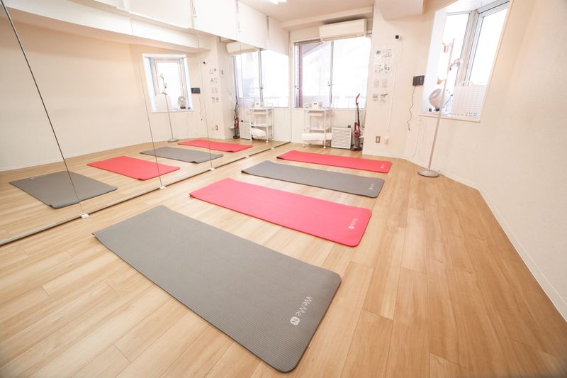 激しいダンス禁止、ヨガ、ピラティス、フラダンス、ストレッチ専用 - スタジオ HIKARI 新宿駅