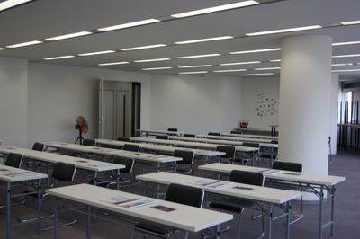 京都建物本社 メインホールの室内の写真