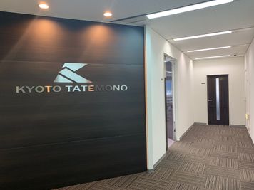 京都建物本社 メインホールの入口の写真