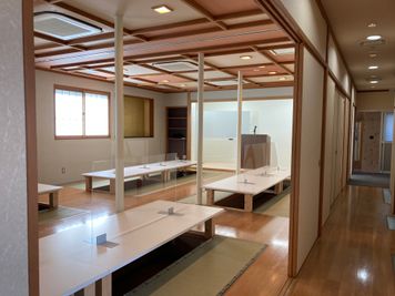 スペース（掘りごたつ式のテーブル４人×８台） - レンタルスペースひなたぼっこの室内の写真