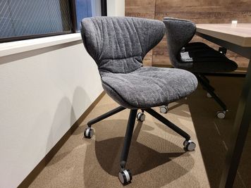 椅子は座りやすいと好評です！ - OTEMAE space 貸し会議室（コワーキングスペース内）の設備の写真