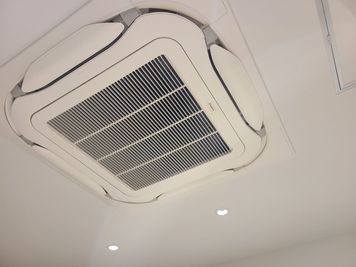 冷暖房完備。退室時には電源オフしてください。 - OTEMAE space 貸し会議室（コワーキングスペース内）の設備の写真