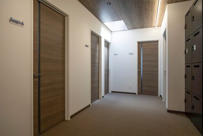 コワーキングスペース内の一番奥に会議室があります。無人受付です。ご利用する部屋がわからない場合は受付からスタッフへお電話ください。 - OTEMAE space 貸し会議室（コワーキングスペース内）の設備の写真