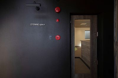 エレベーター6階で降りてすぐ右手にあるガラスドアからお入り下さい、こちらの入り口を入ってすぐ右側に受付があります。 - OTEMAE space 貸し会議室（コワーキングスペース内）の入口の写真