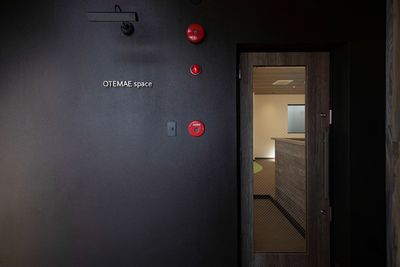 エレベーター6階で降りてすぐ右手にあるガラスドアからお入り下さい。 - OTEMAE space 貸し会議室（コワーキングスペース内）の入口の写真