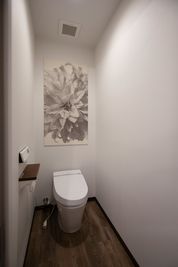 トイレは2つ。利用者男女共有です。 - OTEMAE space 貸し会議室（コワーキングスペース内）の設備の写真
