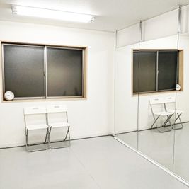 レンタルスタジオ阿佐ヶ谷リノでは薄く畳める折りたたみ式の椅子を２脚ご用意しております😁 - レンタルスタジオ阿佐ヶ谷リノ 阿佐ヶ谷スリーワンビルの設備の写真
