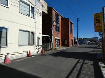 駅前から表通りを歩いていくと右手に見える赤レンガ造りの建物です！ - MOPS owada space レンタルスペースの外観の写真