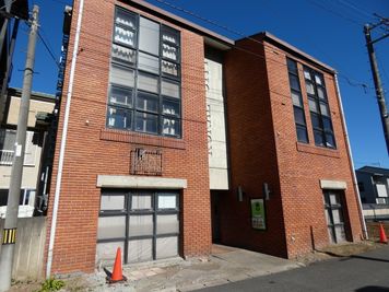 壁にかかっているMOPSの看板が目印。
2階にMOPSはあります。 - MOPS owada space レンタルスペースの外観の写真