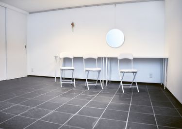 椅子、テーブルもございます - Studio lamipass 自然光の入るレンタルフォトスタジオの設備の写真
