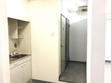 ミニキッチン、トイレ（男女別） - 澤田聖徳ビル 4階　401号室の室内の写真
