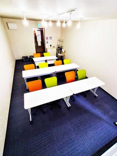 学習塾での利用も可能 - のら猫会議室 高崎駅西口徒歩５分 zoom会議対応の室内の写真