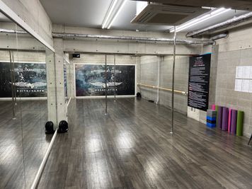 ポール設置後の写真（１）取り外し可能 - THE DOJO GYM (STUDIO)［中野店］ 24時間レンタルスタジオ | ダンス | 多目的スペース の室内の写真