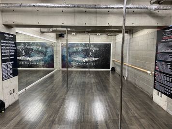 ポール設置後の写真（２）取り外し可能 - THE DOJO GYM (STUDIO)［中野店］ 24時間レンタルスタジオ | ダンス | 多目的スペース の室内の写真