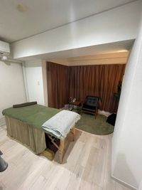 施術室に照明。ガウンのご用意もございます。 - レンタルサロン　Luxe エステサロン型レンタルスペースの室内の写真