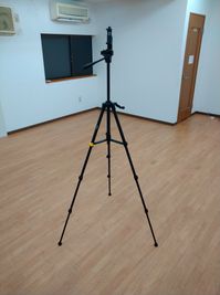 150cmまで伸ばせる三脚＋スマホホルダー - アップレンタルスタジオ レンタルスタジオの設備の写真