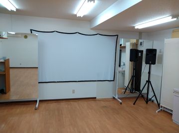 120インチ相当のスクリーン(予約時にお申し込みください) - アップレンタルスタジオ レンタルスタジオの設備の写真