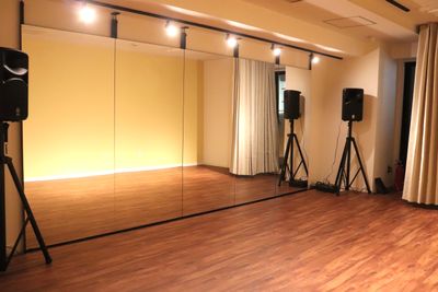 照明を落として雰囲気を出した中でのレッスンも◎ - 隠れ家レンタルスタジオ「STUDIO KK」 レンタルスタジオの室内の写真